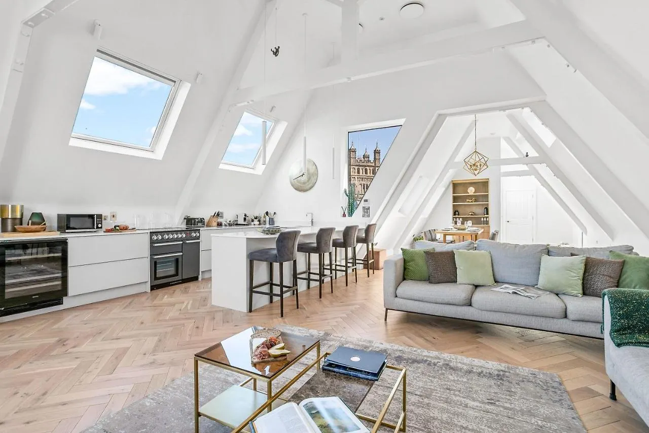 Cathedral Penthouse - Opulent, Elegant With Terrace Views Over Majestic Exeter 0*,